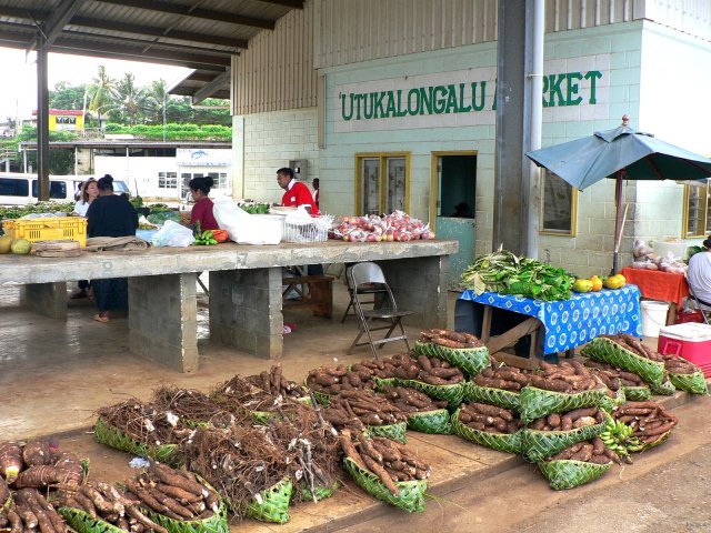 44- Vente de racines au marche de Neiafu 